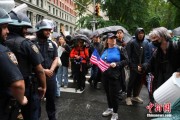 在线起卦美国多地举行“没有国王”抗议活动
